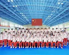 游泳友谊赛掀起高潮，漠南雷豹队逆转粤西雄狮队，高压逼抢奏功——传控打穿防线(与外国友人足球友谊赛新闻稿)